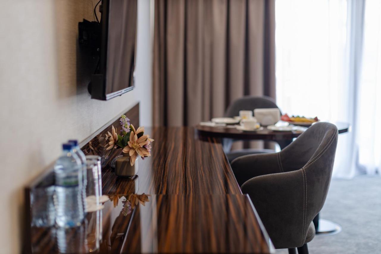 Hotel Monarch Батуми Екстериор снимка