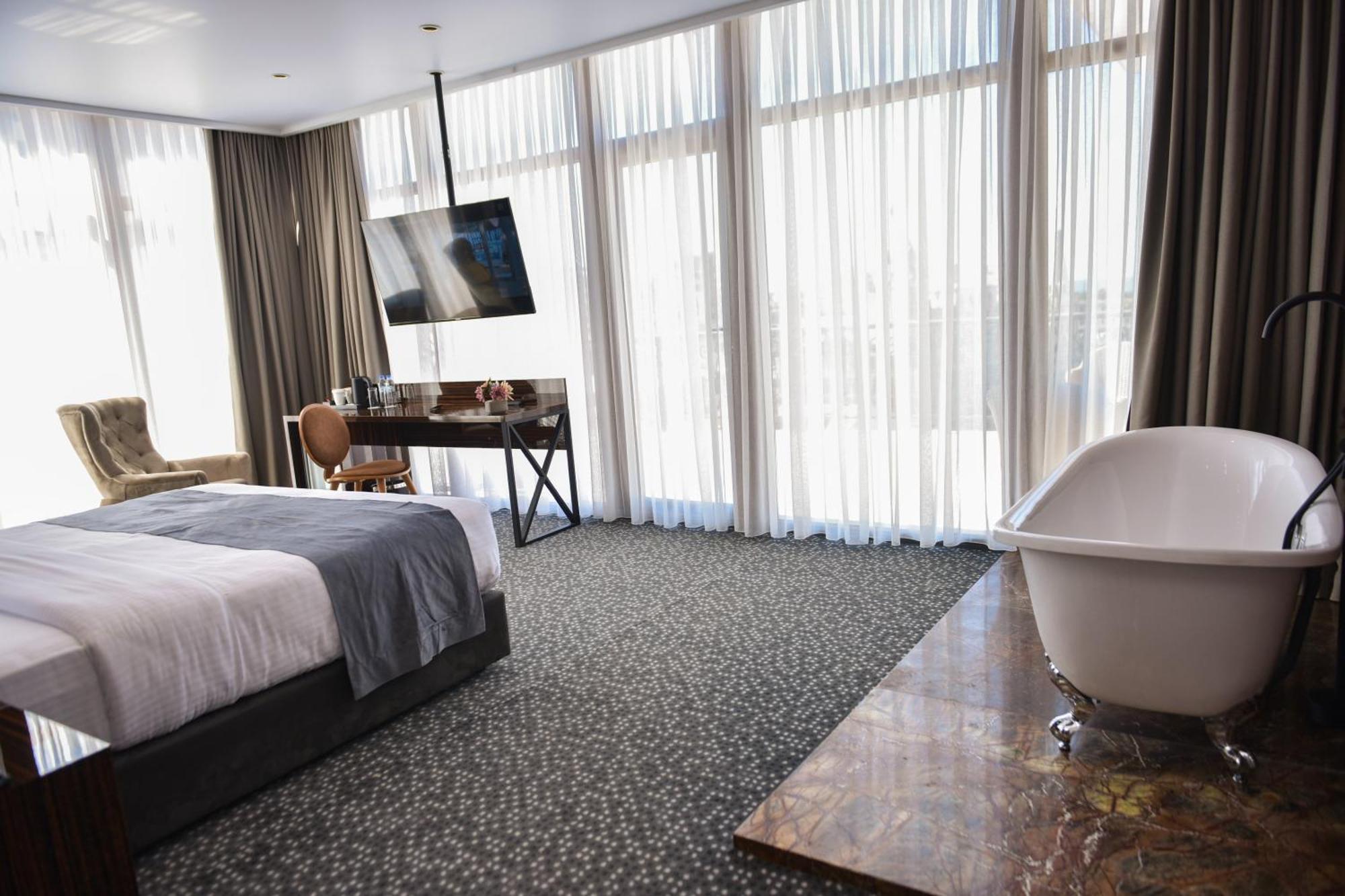 Hotel Monarch Батуми Екстериор снимка