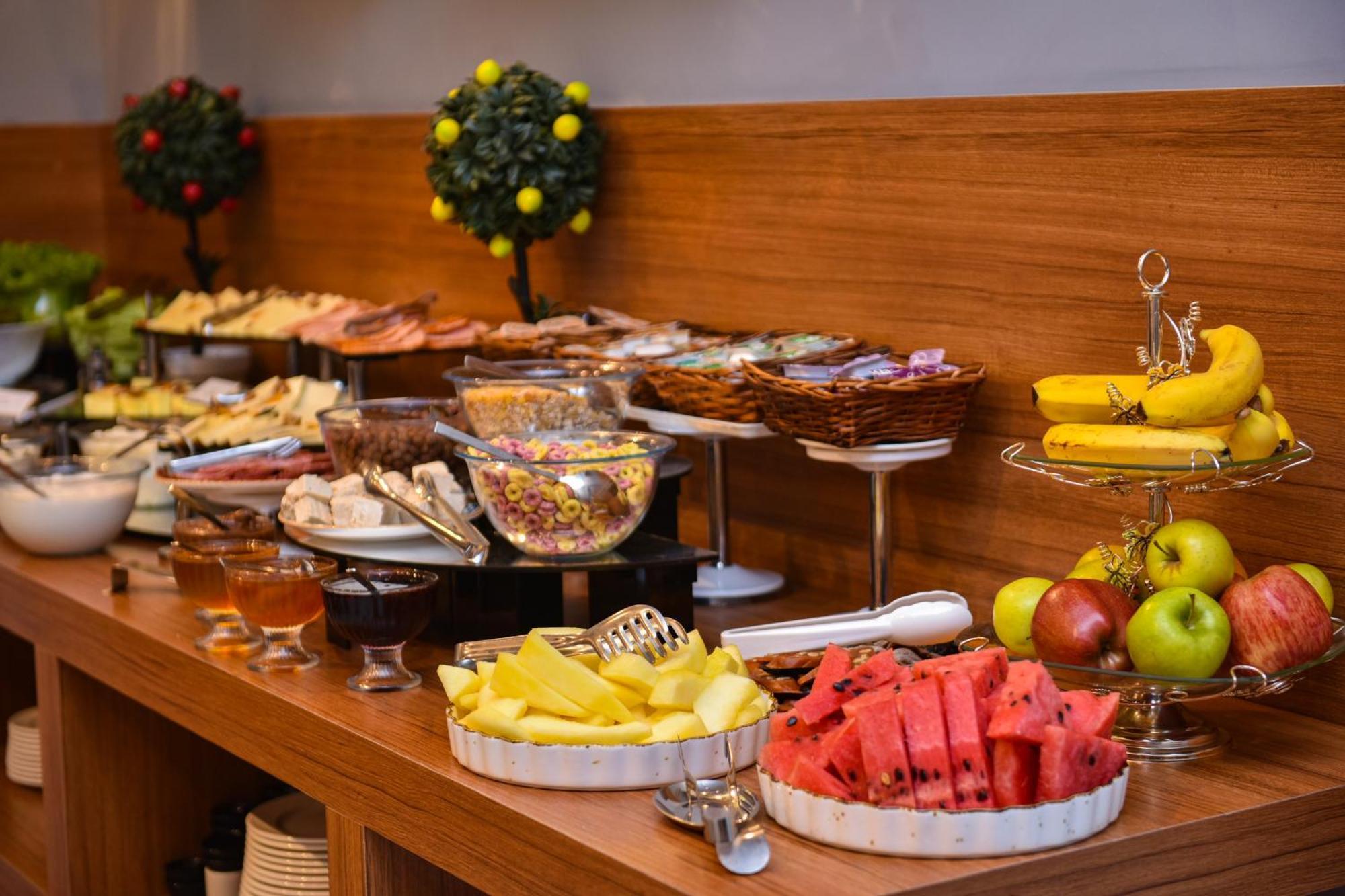 Hotel Monarch Батуми Екстериор снимка