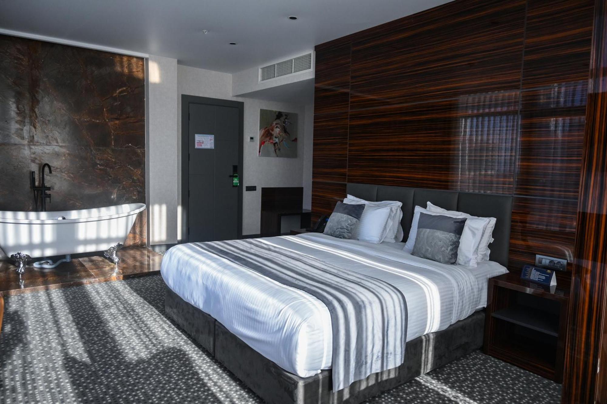 Hotel Monarch Батуми Екстериор снимка
