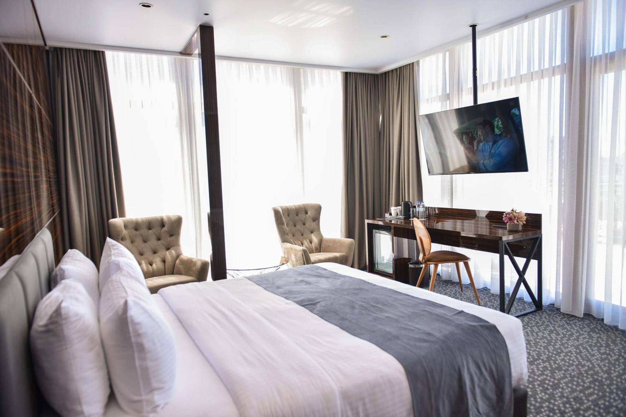 Hotel Monarch Батуми Екстериор снимка