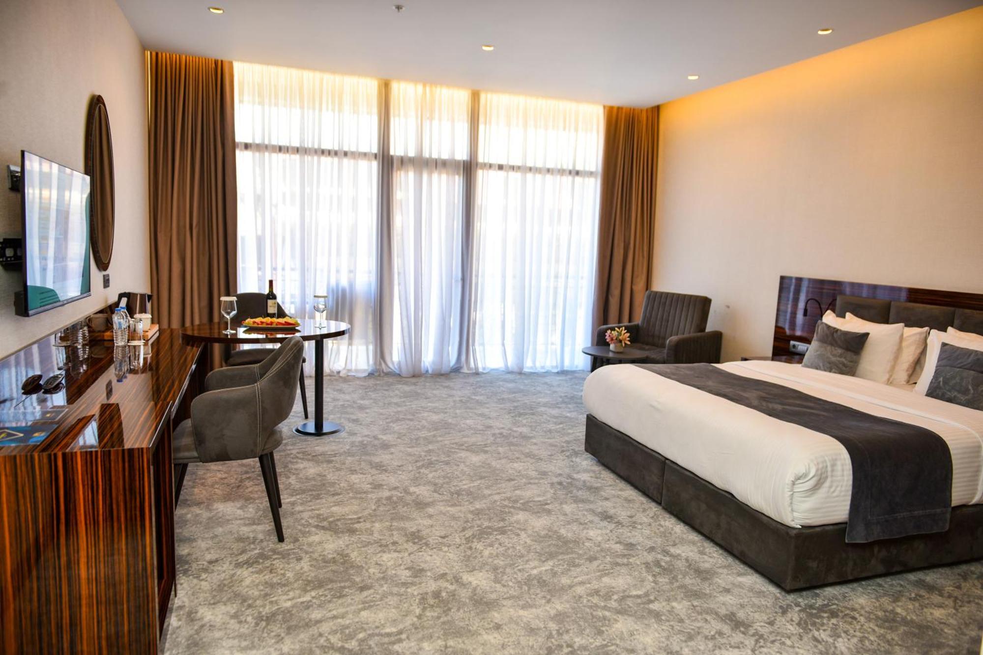 Hotel Monarch Батуми Екстериор снимка